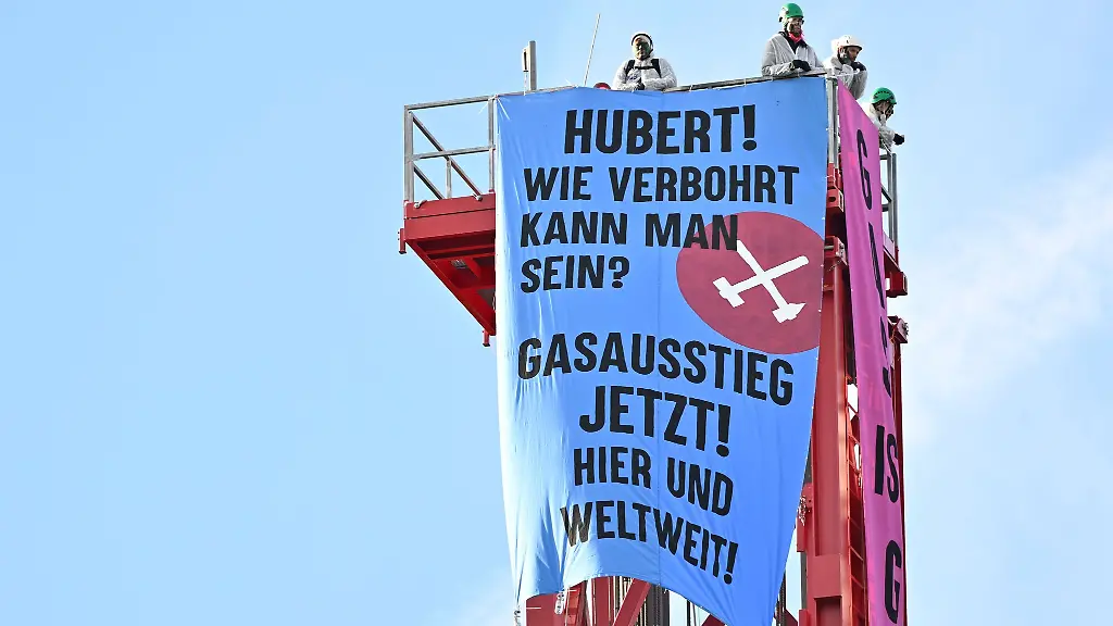 Die-Aktivisten-hatten-auf-dem-Bohrturm-ein-Protestbanner-befestigt