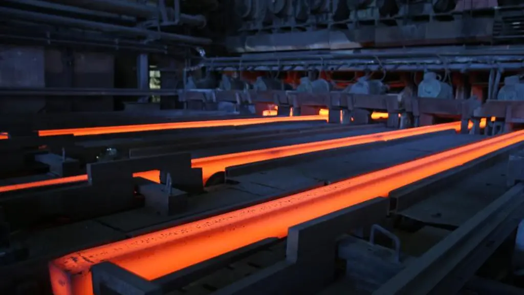Gluehende-Stahlknueppel-laufen-auf-einer-Gussanlage