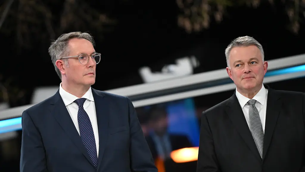 Alexander-Schweitzer-l-SPD-Ministerpraesident-von-Rheinland-Pfalz-und-Spitzenkandidat-fuer-die-Landtagswahl-und-Gordon-Schnieder-CDU-Spitzenkandidat-seiner-Partei-fuer-die-Landtagswahl-in-Rheinland-Pfalz-stehen-im-SWR-Wahlstudio-Am-Sonntag-hat-in-Rheinland-Pfalz-die-Landtagswahl-stattgefunden