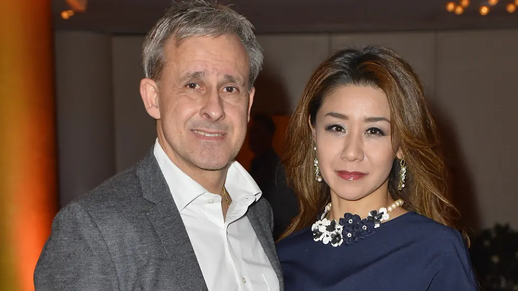 Pierre-Littbarski-mit-Ehefrau-Hitomi-Koizumi-bei-der-Verleihung-des-DEUTSCHEN-SPORTJOURNALISTENPREIS-2019-in-Hamburg-im-Grand-Elysee-am-25-03