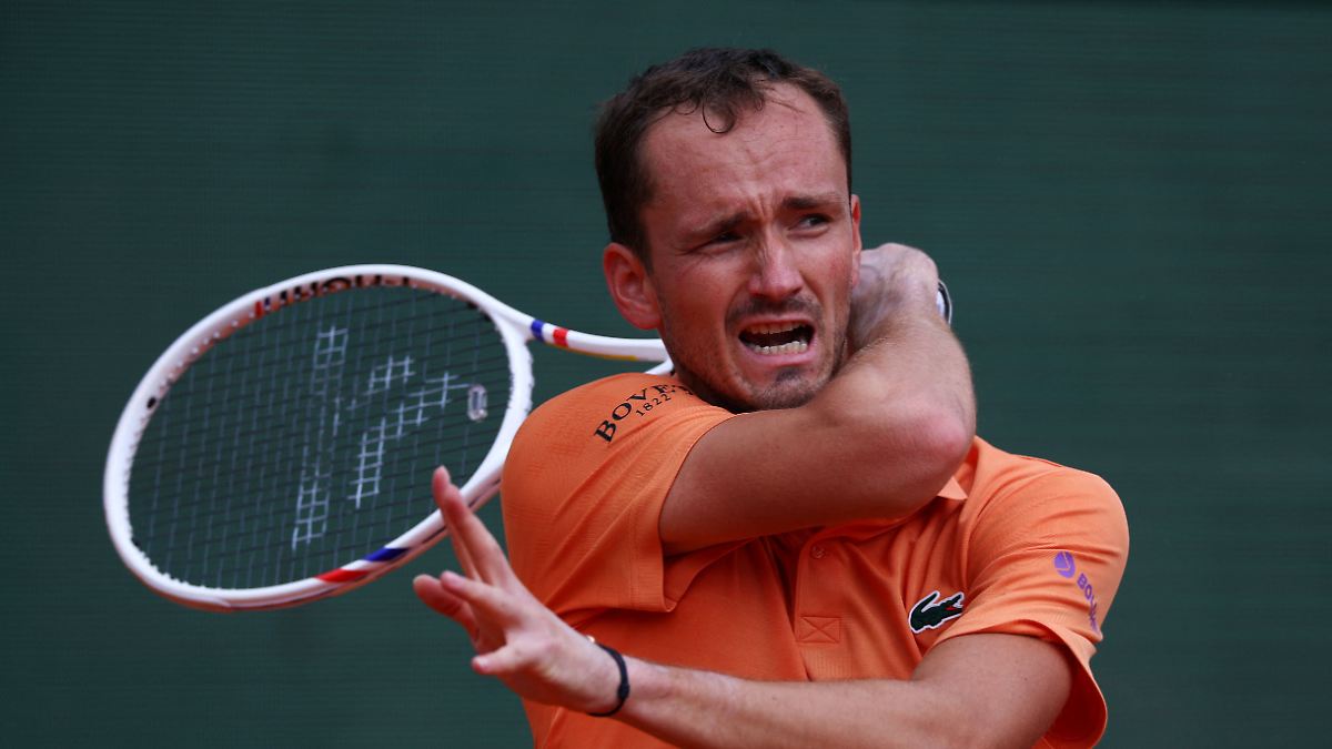 Memorable day for Russians: Clay-court hater Medvedev suffers embarrassing ...