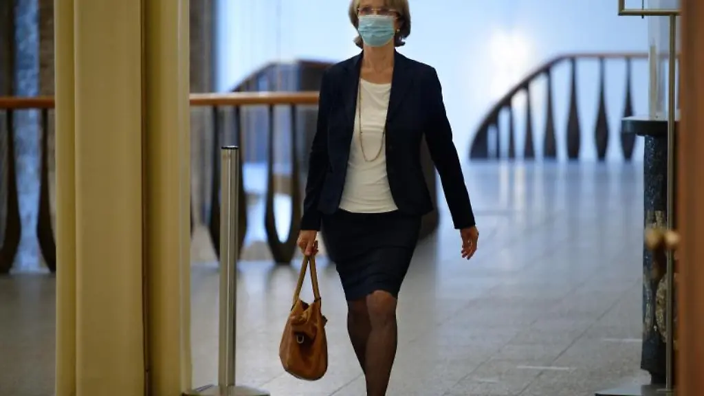 Baerbel-Dieckmann-Ex-Oberbuergermeisterin-von-Bonn-kommt-in-den-Gerichtssaal