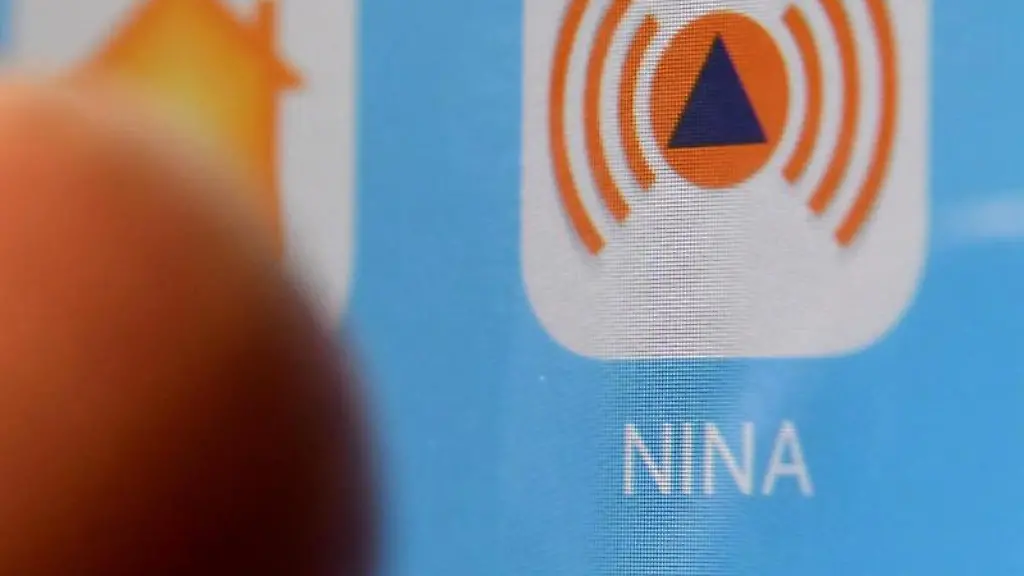 Die-Notfall-Informations-und-Nachrichten-App-des-Bundes-Nina-ist-auf-einem-Smartphone-zu-sehen