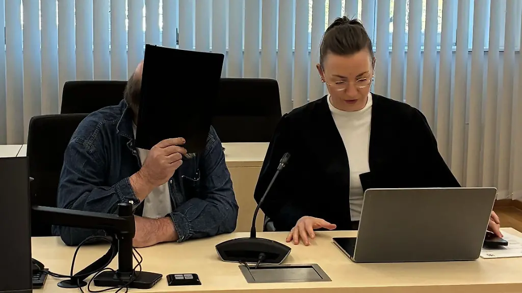 Der-Angeklagte-im-Prozess-in-dem-es-unter-anderem-um-hunderte-Faelle-von-sexuellem-Kindesmissbrauch-geht-sitzt-neben-seiner-Verteidigerin-Anika-Klein