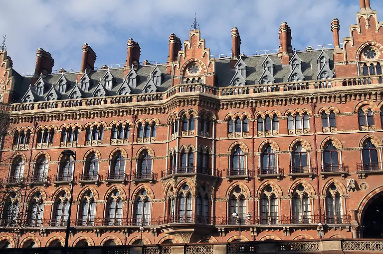 Tim-Somerset-Maxppp-Londres-Royaume-Unis-le-04-01-2013-Facade-de-la-gare-de-St-Pancras-et-du-St-Pancras-Renaissance-London-Hotel-adresse-emblematique-a-Londres-Derriere-la-facade-feerique-concue-par-Sir-George-Gilbert-Scott-pour-le-Midland-Grand-se-trouve-un-hotel-cinq-etoiles-incomparable-Frontage-of-St-Pancras-train-station-and-St-Pancras-Renaissance-London-Hotel-is-an-iconic-address-in-London