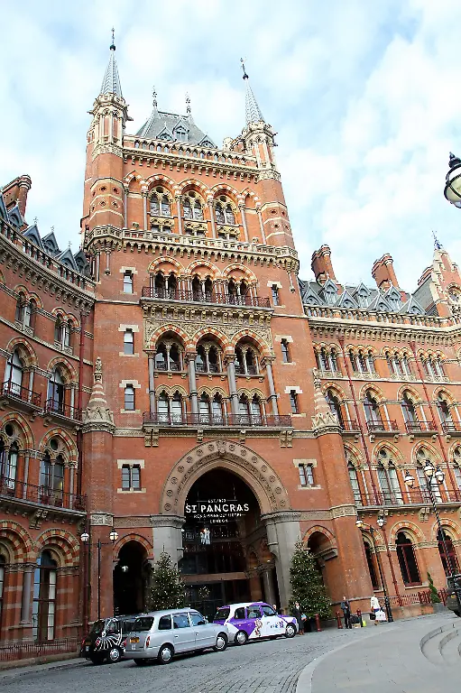 Tim-Somerset-Maxppp-Londres-Royaume-Unis-le-04-01-2013-Facade-de-la-gare-de-St-Pancras-et-du-St-Pancras-Renaissance-London-Hotel-adresse-emblematique-a-Londres-Derriere-la-facade-feerique-concue-par-Sir-George-Gilbert-Scott-pour-le-Midland-Grand-se-trouve-un-hotel-cinq-etoiles-incomparable-Frontage-of-St-Pancras-train-station-and-St-Pancras-Renaissance-London-Hotel-is-an-iconic-address-in-London