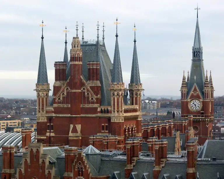 Das-ehemalige-Midland-Grand-Hotel-St-Pancras-und-heutiger-Bahnhof-St-Pancras-International-aufgenommen-am-02-01-2011-in-London-in-Grossbritannien