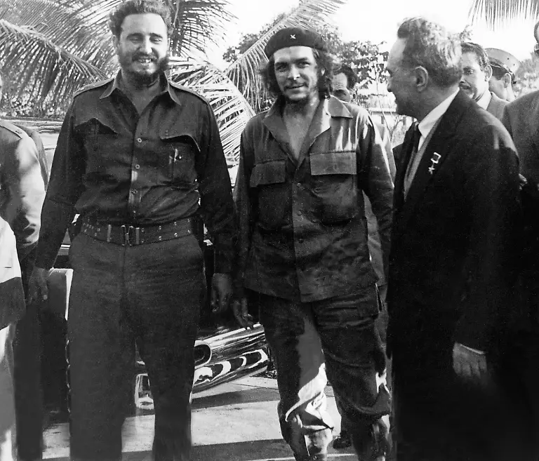 l-r-Staatschef-Fidel-Castro-Industrieminister-Ernesto-Che-Guevara-und-ihr-sowjetischer-Gast-der-stellvertretende-Vorsitzende-des-Rates-der-Volkskommissare-Anastas-Mikojan-am-4-Februar-1960-im-Garten-des-Gaestehauses-in-Havanna-Kuba-Der-am-14-6-1928-in-Rosario-Argentinien-geborene-Arzt-beteiligte-sich-am-Aufbau-der-Volksbefreiungsarmee-des-Kubaners-Fidel-Castro-Nach-dem-Sieg-der-Revolutionaere-nahm-er-am-9-2-1959-die-kubanische-Staatsbuergerschaft-an-Guevara-war-Praesident-der-kubanischen-Nationalbank-1959-1961-und-Industrieminister-ab-1961-1965-brach-er-mit-Fidel-Castro-und-trat-am-14-3-von-allen-Staatsaemtern-zurueck-tauchte-unter-und-ging-Ende-1966-als-Guerilla-Fuehrer-nach-Bolivien-wo-er-am-09-10-1967-erschossen-wurde-Fuer-die-68er-Generation-war-er-eine-der-fuehrenden-linken-Leitfiguren