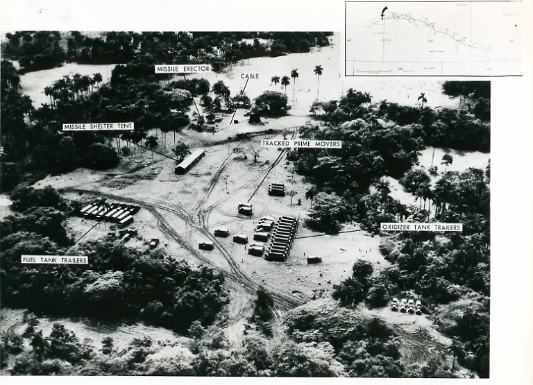 9CU-1962-1-23-A1-975986-Kuba-Krise-Raketenbasis-auf-Kuba-1962-Kuba-Krise-22-27-Oktober-1962-Nach-Stationierung-von-sowjetischen-Mit-telstreckenraketen-auf-Kuba-drohen-die-USA-mit-einer-Invasion-und-verhaengen-eine-partielle-Seeblockade-Abbau-der-Raketenbasen-durch-die-UdSSR-Raketenbasis-San-Cristobal-Kuba-mit-mit-stationierten-sowjetischen-Mittel-streckenraketen-Luftaufnahme-23-1-1962-E-Cuban-Missile-Crisis-1962-CubanKrise-22th-27th-October-1962-After-the-Soviet-Union-built-bases-for-medium-range-and-intermediate-range-nuclear-missiles-on-Cuba-the-United-States-initated-a-naval-blockade-of-the-island-Nuclear-missile-base-San-Cristobal-on-Cuba-Aerial-photograph-23-1