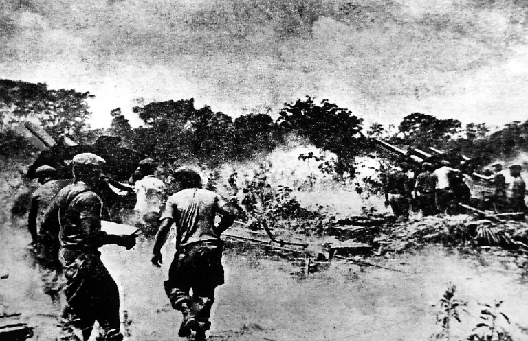 BAY-OF-PIGS-INVASION-Cuban-soldiers-fire-artillary-on-Cuban-rebels-April-1961