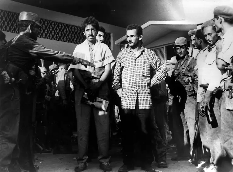 Gefangene-Exilkubaner-von-kubanischen-Soldaten-bewacht-in-einem-Lager-in-der-Provinz-Las-Villas-auf-Kuba-Eine-vom-US-amerikanischen-Geheimdienst-geplante-und-unterstuetzte-Invasion-Kubas-ist-gescheitert-Castrofeindliche-Exilkubaner-landeten-am-17-04-1961-in-der-Schweinebucht-mit-dem-Ziel-eine-Konter-Revolution-auf-Kuba-zu-entfachen-und-die-sozialistische-Regierung-Fidel-Castros-zu-stuerzen-Die-Invasion-wurde-von-Castros-Soldaten-erfolgreich-verhindert