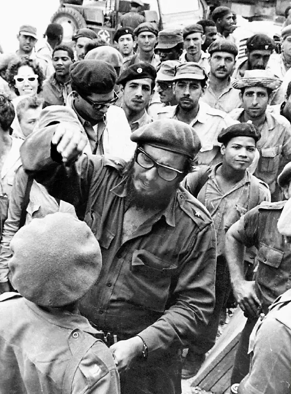 Fidel-Castro-center-with-members-of-the-Revolutionary-Armed-Forces-at-his-base-of-operations-at-the-Australia-Sugar-Refinery-in-Jaguey-near-Playa-Giron-during-the-Bay-of-Pigs-invasion-in-April-1961-AP-Photo-Str-Fidel-Castro-Mitte-spricht-mit-Angehoerigen-der-Revolutionsarmee-auf-seiner-Kommandobasis-der-Australia-Zuckerraffinerie-bei-Playa-Giron-Jaguey-zur-Zeit-der-Invasion-der-Schweinebucht-im-April-1961