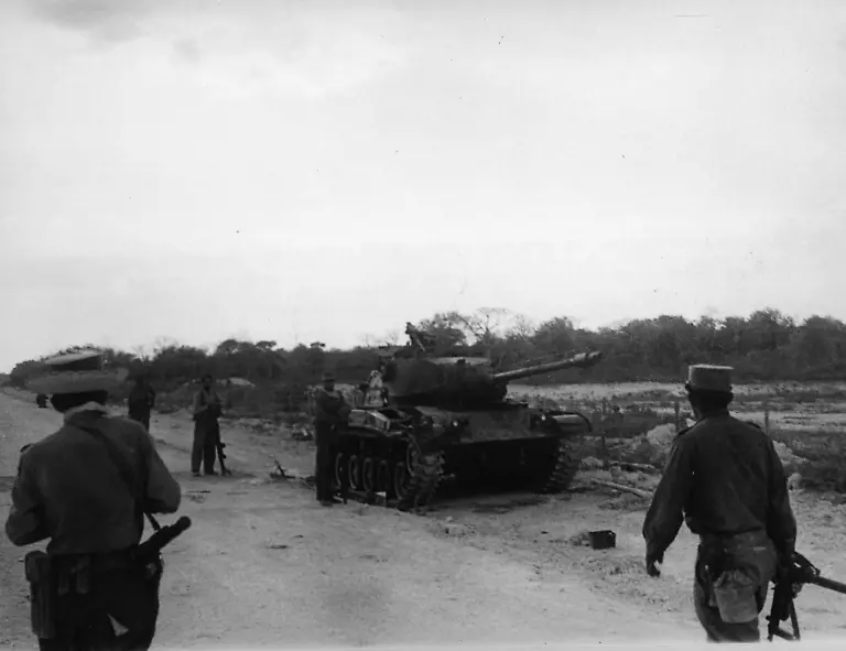 Kuba-17-April-1961-Fiasko-in-der-Schweinebucht-span-Bahia-Cochinos-gescheiterter-Versuch-einer-Invasion-von-Exilkubanern-unterstuetzt-von-den-USA-Ausgebrannter-US-Panzer-des-Typs-Sherman-Foto-April-1961