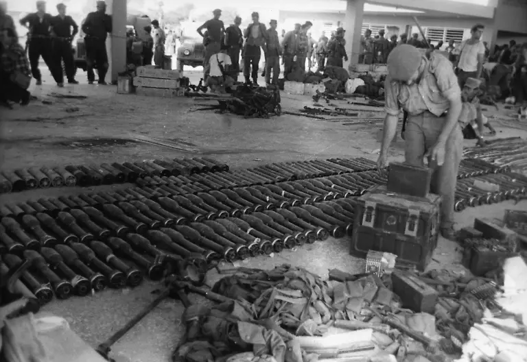 Kuba-17-April-1961-Fiasko-in-der-Schweinebucht-span-Bahia-Cochinos-gescheiterter-Versuch-einer-Invasion-von-Exilkubanern-unterstuetzt-von-den-USA-Ausstellung-von-erbeuteten-Waffen-in-Playa-Giron-dem-Sitz-des-Stabes-der-kubanischen-Streitkraefte-Foto
