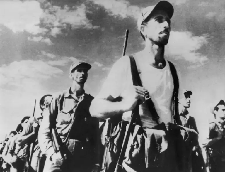 Castro-Soldaten-beim-Marsch-gegen-die-Invasoren-am-18-April-1961-in-der-Naehe-von-Havanna-Eine-vom-US-amerikanischen-Geheimdienst-geplante-und-unterstuetzte-Invasion-Kubas-ist-gescheitert-Castrofeindliche-Exilkubaner-landeten-am-17-04-1961-in-der-Schweinebucht-mit-dem-Ziel-eine-Konter-Revolution-auf-Kuba-zu-entfachen-und-die-sozialistische-Regierung-Fidel-Castros-zu-stuerzen-Die-Invasion-wurde-von-Castros-Soldaten-erfolgreich-verhindert