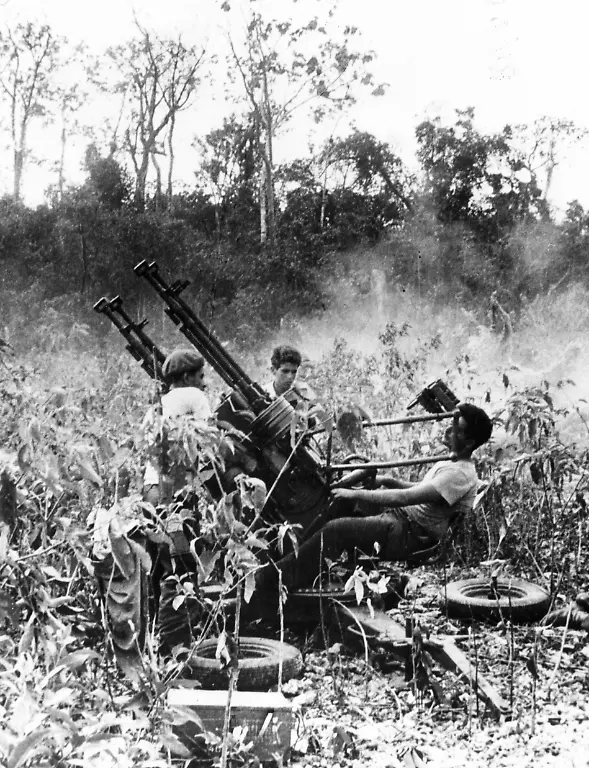 Kubanische-Studenten-Angehoerige-der-Miliz-sind-an-einer-Vierlings-Flak-im-Einsatz-um-die-CIA-unterstuetzten-exilkubanischen-Invasoren-in-der-Schweinebucht-abzuwehren-Aufnahmedatum-01-04-1961-30-04