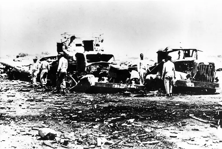 Zerstoerte-Lastkraftwagen-am-Flughafen-Ciudad-Libertad-nach-dem-ersten-Luftangriff-im-Rahmen-der-CIA-unterstuetzten-exilkubaischen-Invasion-in-der-Schweinebucht-Aufnahmedatum-01-04-1961-30-04