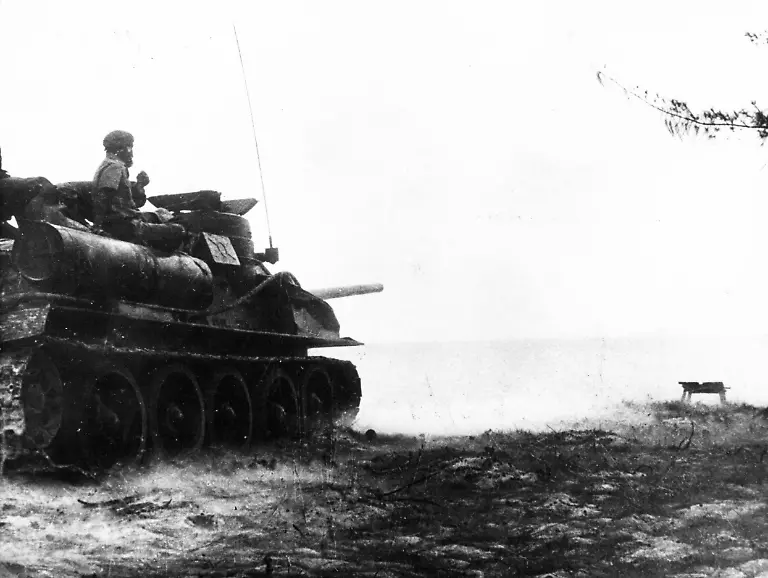 Staatschef-Fidel-Castro-persoenlich-schaut-waehrend-der-gescheiterten-Invasion-in-der-Schweinbucht-aus-einem-Panzerturm-heraus-zur-Front-wo-die-Exilkubaner-im-Trommelfeuer-der-an-Kuba-gelieferten-Sowjetpanzer-zermuerbt-werden-Aufnahmedatum-01-04-1961-30-04