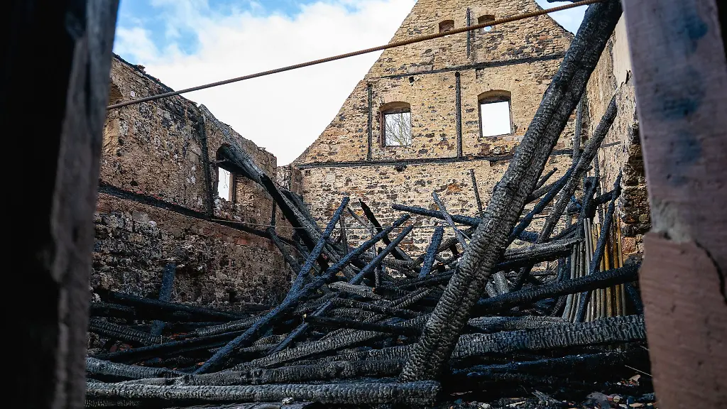Nach-dem-Brand-auf-der-Runneburg-standen-von-einem-alten-Kuechenbau-nur-noch-die-Aussenmauern