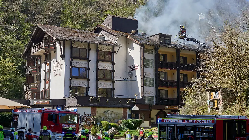 Der-Dachstuhl-des-Hotels-in-Cochem-stand-in-Flammen