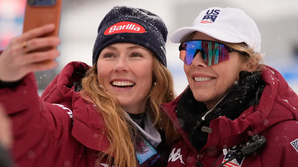 United-States-Mikaela-Shiffrin-left-takes-a-selfie-with-mother-Eileen-Shiffrin-after-a-World-Cup-women-s-slalom-skiing-race-Sunday-Nov-30-2025-in-Copper-Mountain-AP-Photo-Robert-F