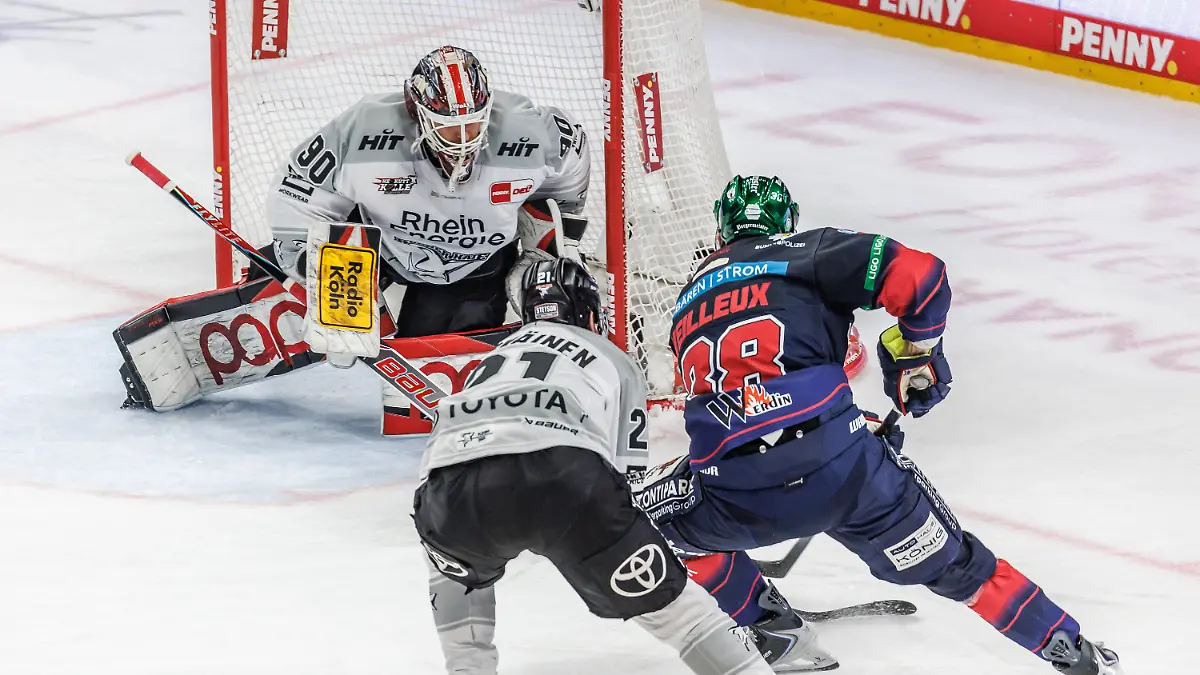08-04-2026-Berlin-Eishockey-Maenner-DEL-Eisbaeren-Berlin-Koelner-Haie-Meisterschaftsrunde-Halbfinale-1-Spieltag-Uber-Arena-Yannick-Veilleux-r-Eisbaeren-Berlin-kaempft-gegen-Juhani-Tyrvaeinen-l-Koelner-Haie-um-den-Puck