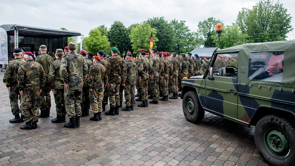 Zahlreiche-Reservistinnen-und-Reservisten-stehen-im-Rahmen-des-Nationalen-Veteranentags-fuer-einen-Reservistenappell-mit-Schwurbekraeftigung-in-der-Zitadelle-Vechta-vor-dem-Zeughaus