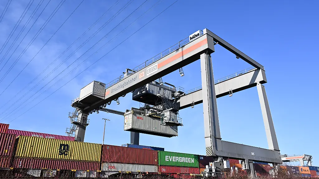 Im-Umschlagbahnhof-bei-Stuttgart-werden-Container-mit-Waren-verladen-Die-USA-drohen-mit-zusaetzlichen-Sonderzoellen-auf-europaeische-Waren-Besonders-betroffen-sein-koennten-deutsche-Autoexporte-und-industrielle-Lieferketten