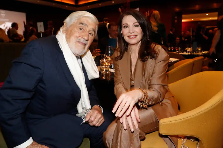 Galadinner-zu-Ehren-von-Schauspieler-Mario-Adorf-Mario-Adorf-und-Iris-Berben-Galadinner-zu-Ehren-von-Schauspieler-Mario-Adorf-im-Hotel-Adlon-Berlin-Gala-dinner-in-honor-of-actor-Mario-Adorf-Mario-Adorf-and-Iris-Berben-Gala-dinner-in-honor-of-actor-Mario-Adorf-at-the-Hotel-Adlon-Berlin-Copyright-xEventpressxGolejewskix