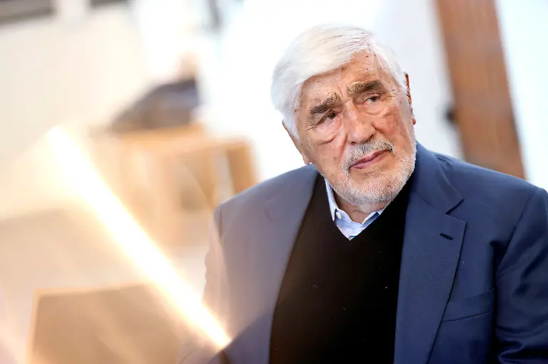 Schauspieler-Mario-Adorf-93-bei-einem-Pressetermin-im-Eifelmuseum-bei-der-Premiere-von-Peterchens-Mondfahrt-bei-den-Burgfestspielen-Mayen-auf-der-Genovevaburg-Mayen-02-06