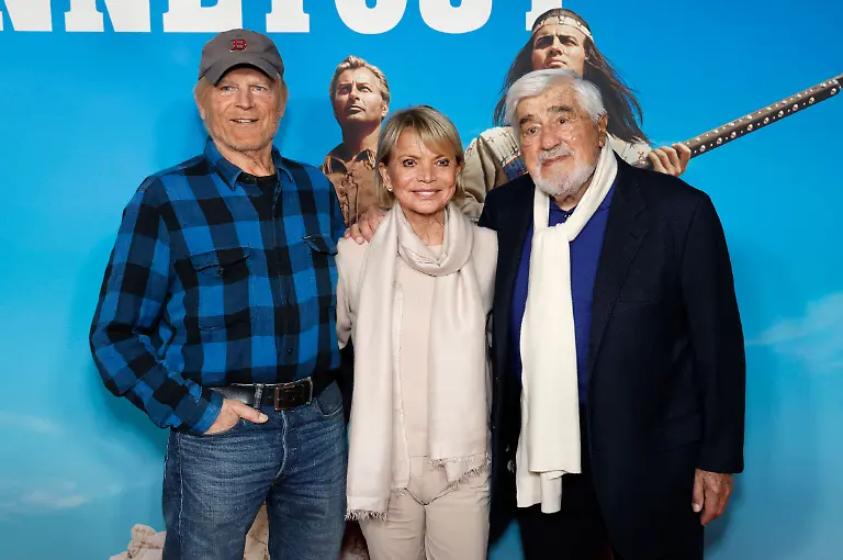 Terence-Hill-Uschi-Glas-und-Mario-Adorf-beim-Screening-zum-60-Jubilaeum-des-Kinofims-Winnetou-I-in-ener-restaurierten-4K-Version-in-der-Astor-Film-Lounge-Muenchen-10-12-2023-Terence-Hill-Uschi-Glas-and-Mario-Adorf-at-the-screening-for-the-60th-anniversary-of-the-movie-Winnetou-I-in-a-restored-4K-version-at-the-Astor-Film-Lounge-Munich-10-12-2023-Foto-xD
