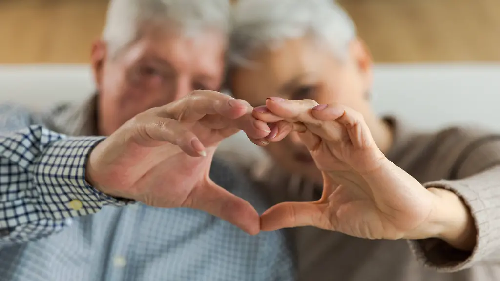 Liebe-Herzform-Frieden-Senior-aelteres-Paar-macht-Herzform-mit-ihren-Haenden-Erwachsene-reifen-alten-Mann-Frau-zeigt-Herz-Zeichen-Happy-Rentner-Familie-Ich-liebe-dich-gluecklich-Valentinstag-Love-heart-shape-peace-Senior-older-couple-making-heart-shape-with-their-hands-Adult-mature-old-husband-wife-showing-heart-sign-Happy-pensioner-family-I-love-you-happy-valentines-day-model-released-Symbolfoto-Copyright-xZoonar