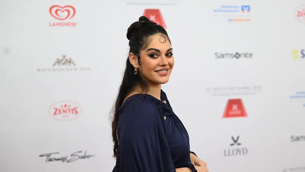 Nilam-Farooq-geht-beim-50-Deutscher-Filmball-ueber-den-roten-Teppich-vor-dem-Bayerischen-Hof