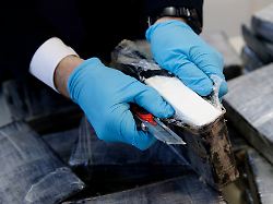 Festnahme am Flughafen Valencia: Mutter und Tochter schmuggeln 42 Kilo Kokain in Koffern