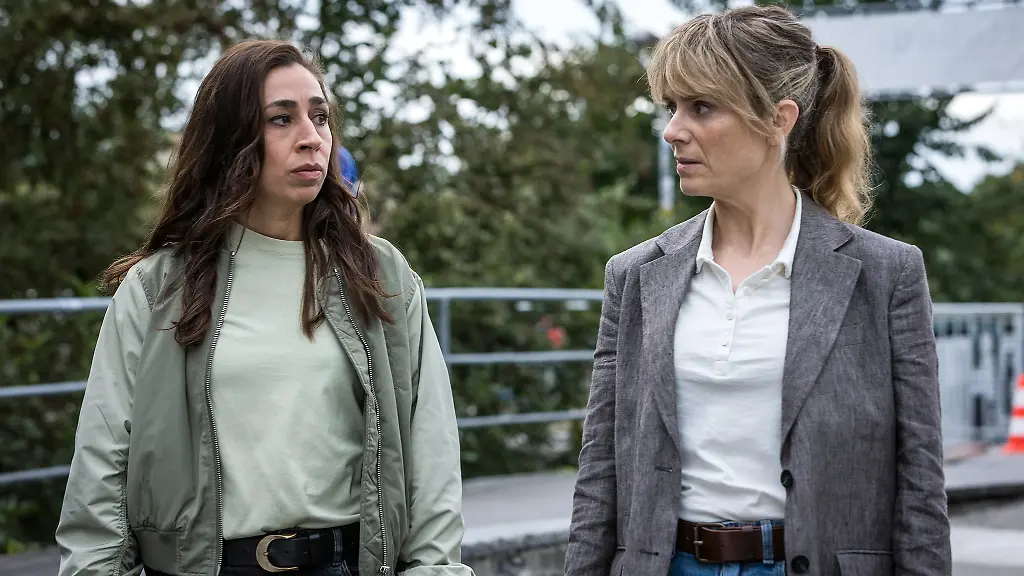 ARD-Degeto-TATORT-KOeNIGE-DER-NACHT-am-Sonntag-03-05-26-um-20-15-Uhr-und-um-00-30-Uhr-im-ERSTEN-Leichenfund-an-der-Limmat-Kommissarin-Tessa-Ott-Carol-Schuler-l-und-ihre-Kollegin-Kommissarin-Isabelle-Grandjean-Anna-Pieri-Zuercher-re-SRF-Sava-Hlavacek-honorarfrei-Verwendung-gemaess-der-AGB-im-engen-inhaltlichen-redaktionellen-Zusammenhang-mit-genannter-Degeto-Sendung-und-bei-Nennung-Bild-SRF-Sava-Hlavacek-S2-ARD-Degeto-Programmplanung-und-Presse-Tel-069-1509-335-degeto-presse-degeto