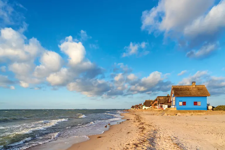 Deutschland-Schleswig-Holstein-Heiligenhafen-Ostsee-Kieler-Bucht-Ferienhaeuser-am-Strand-auf-der-Halbinsel-Graswarder