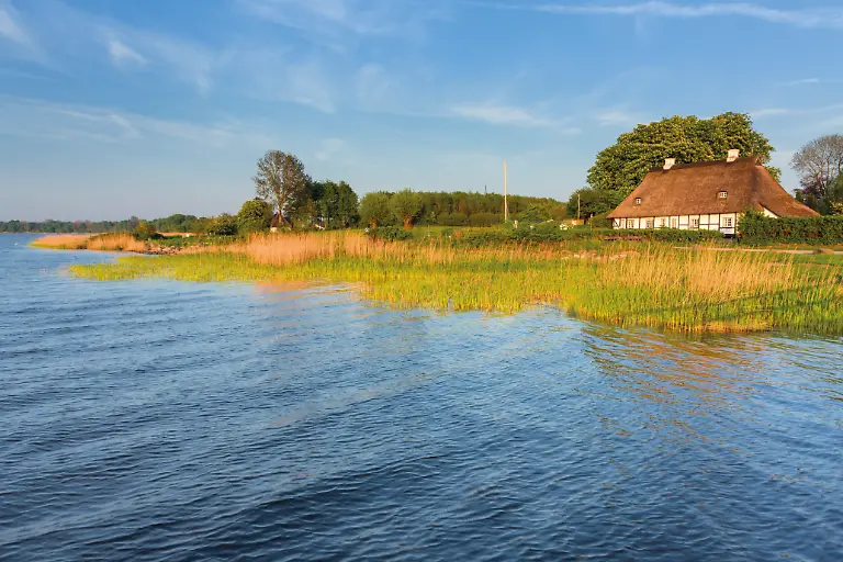 Deutschland-Schleswig-Holstein-Sieseby-an-der-Schlei-Ostsee-Angeln-Halbinsel-Nord-Ostsee-Kanal-Reetdachhaus-an-der-Schlei