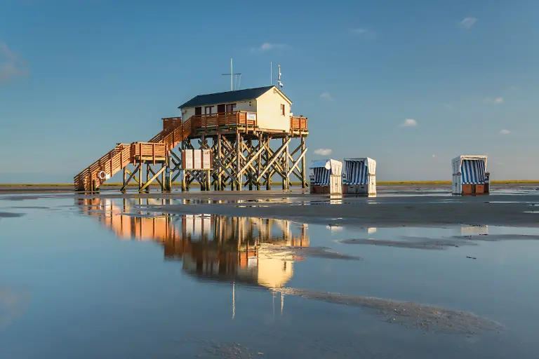 Deutschland-Schleswig-Holstein-Nordfriesland-Sankt-Peter-Ording-Nordsee-Nordfriesische-Inseln-Nationalpark-Wattenmeer-Nordfriesland-Halbinsel-Eiderstedt-Wattenmeer-Nationalpark-Schleswig-Holsteinisches-Wattenmeer-Pfahlhbau-am-Strand
