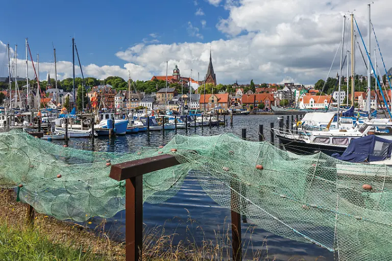 Deutschland-Schleswig-Holstein-Flensburg-Flensburger-Foerde-Blick-von-der-Promenade-Am-Kanalschuppen-ueber-den-Flensburger-Hafen-zur-Altstadt