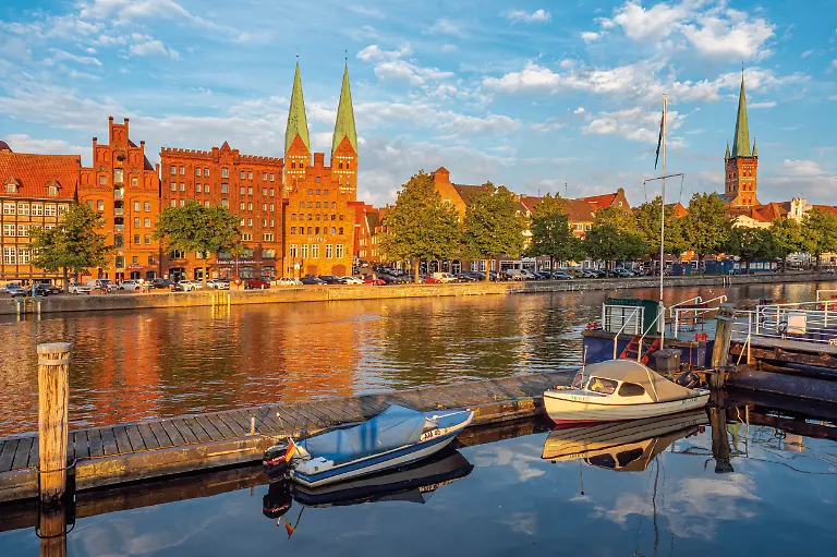 Deutschland-Schleswig-Holstein-Luebeck-Ostsee-Hansestadt-Luebecker-Bucht-Trave-Stadttrave-mit-Altstadt-und-Tuermen-der-Marienkirche-St-Marien-zu-Luebeck-und-St