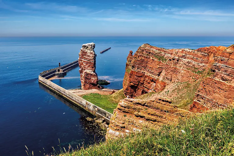 Deutschland-Schleswig-Holstein-Helgoland-Nordsee-Nordfriesland-Deutsche-Bucht-Die-roten-Klippen-und-die-Steilkueste-im-Norden-mit-der-Felsnadel-Lange-Anna