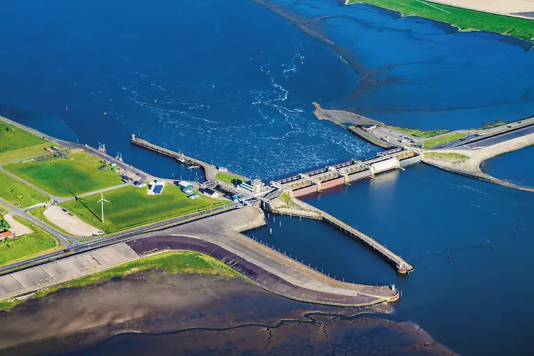 WESSELBURENERKOOG-30-05-2023-Sperrwerk-Schleusenanlagen-der-Eider-zur-Nordsee-in-Wesselburenerkoog-im-Bundesland-Schleswig-Holstein-Deutschland-Weiterfuehrende-Informationen-bei-Wasserstrassen-und-Schifffahrtsamt-Elbe-Nordsee-Lockage-of-the-the-Eider-to-the-North-Sea-in-Wesselburenerkoog-in-the-state-Schleswig-Holstein-Germany-Further-information-at-Wasserstrassen-und-Schifffahrtsamt-Elbe-Nordsee