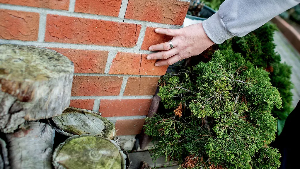 Der-Sockelbereich-ist-besonders-anfaellig-Schnee-und-Eis-setzen-dem-unteren-Fassadenbereich-zu