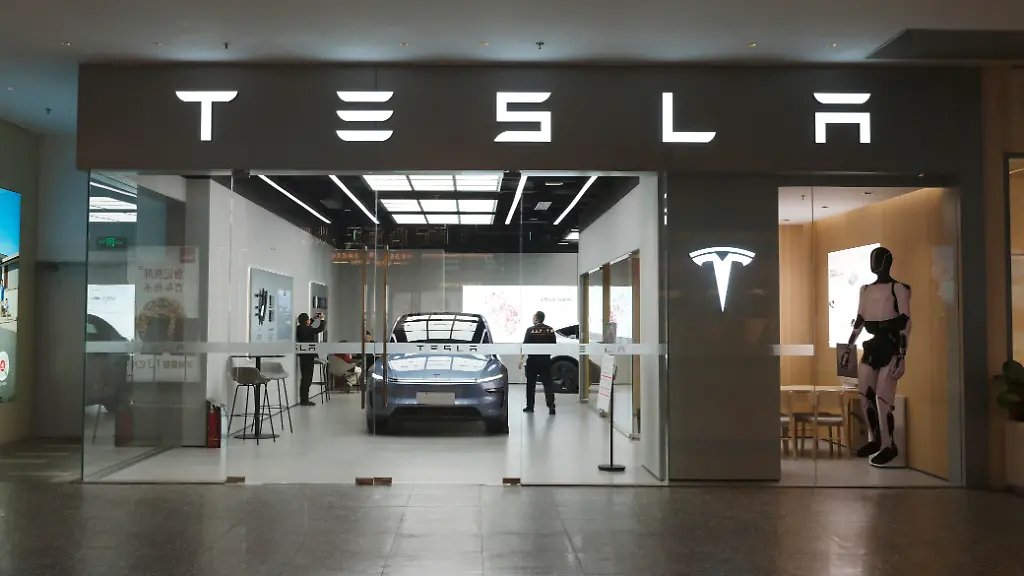SHANGHAI-CHINA-MARCH-22-2026-A-Tesla-new-energy-vehicle-sales-store-in-Shanghai-China-on-March-22-2026