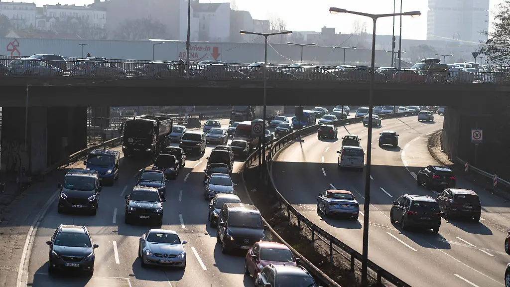 Die-Autobahn-A100-in-Berlin-zwischen-Dreieck-Funkturm-und-Hohenzollerndamm