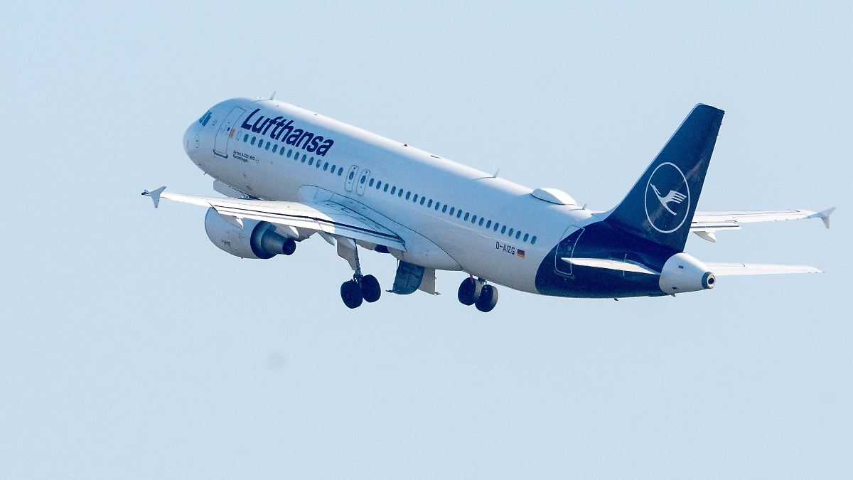 Berlin & Brandenburg: Lufthansa-Flugbegleiter streiken - Flüge am BER ...