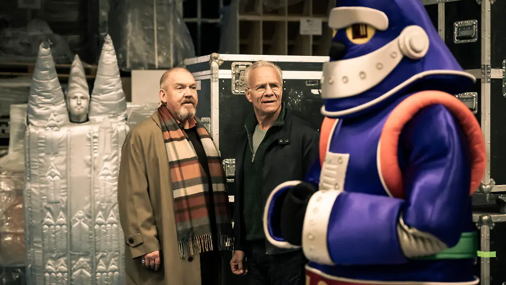 ARD-WDR-TATORT-SHOWTIME-Regie-Isabell-Suba-Buch-Arne-Nolting-Jan-Martin-Scharf-am-Sonntag-12-04-26-um-20-15-Uhr-im-ERSTEN-Willkommen-in-einer-anderen-Welt-Freddy-Schenk-Dietmar-Baer-links-und-Max-Ballauf-Klaus-J-Behrendt-suchen-auf-dem-Studiogelaende-nach-dem-Set-der-Kindershow-Sachen-und-Lachen-und-stossen-auf-allerlei-buntes-Volk-WDR-BAVARIA-FICTION-Martin-Valentin-Menke-honorarfrei-Verwendung-gemaess-der-AGB-im-engen-inhaltlichen-redaktionellen-Zusammenhang-mit-genannter-WDR-Sendung-bei-Nennung-Bild-WDR-BAVARIA-FICTION-Martin-Valentin-Menke-S2-WDR-Kommunikation-Redaktion-Bild-Koeln-Tel-0221-220-7132-oder-7133-Fax-777132-bildkommunikation-wdr