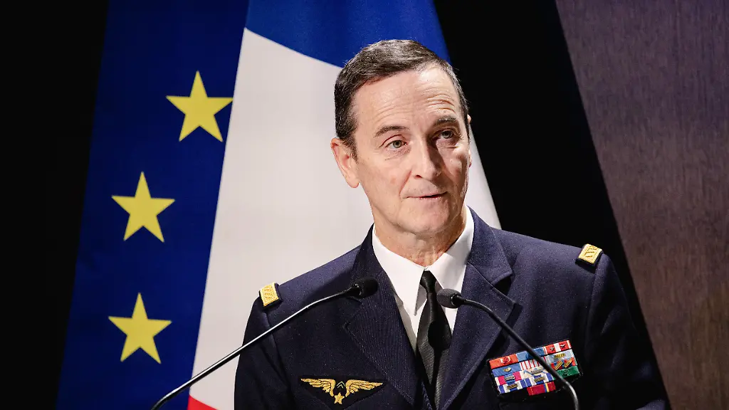 Portrait-of-France-s-Air-Force-General-Fabien-Mandon-Chief-of-the-Defence-Staff-takes-the-floor-Press-conference-by-the-Minister-of-the-Armed-Forces-and-Veterans-Affairs-for-the-launch-of-the-national-service-recruitment-campaign-at-the-Balard-Communication-Centre-of-the-Ministry-of-the-Armed-Forces-in-Paris-France-on-January-12-2026-National-service-is-a-voluntary-and-selective-military-commitment-to-serve-the-nation-open-to-young-French-men-and-women-aged-18-to-25-Le-general-d-armee-aerienne-Fabien-Mandon-chef-d-etat-major-des-armees-prend-la-parole-Conference-de-presse-de-la-ministre-des-Armees-et-des-Anciens-combattants-pour-le-lancement-de-la-campagne-de-recrutement-du-service-national-au-Pole-communication-Balard-du-Ministere-des-Armees-a-Paris-France-le-12-Janvier-2026-Le-service-national-est-un-engagement-militaire-volontaire-et-selectif-au-service-de-la-Nation-ouvert-aux-jeunes-francaises-et-francais-de-18-a-25-ans