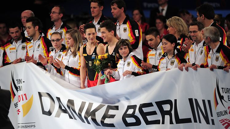 "Danke, Berlin!": Die deutschen Turner verabschieden sich in der Max-Schmeling-Halle von den Zuschauern.