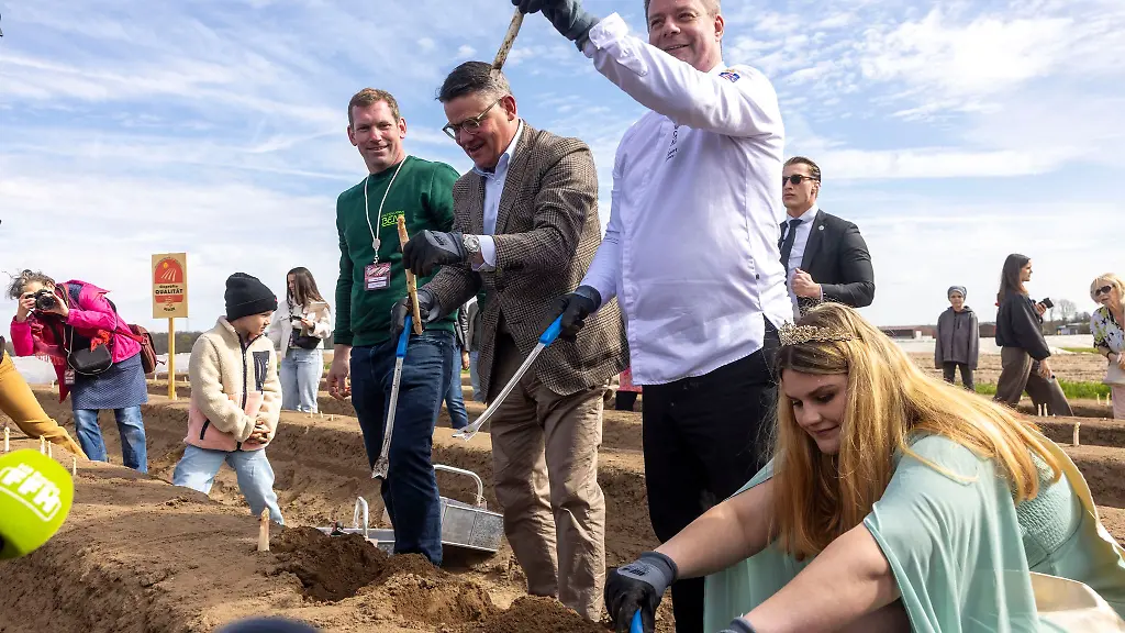 Regierungschef-Rhein-sticht-ersten-Spargel